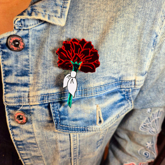 Broche traditionnelle en œillet